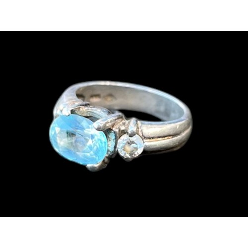 173 - A SILVER BLUE TOPAZ GEM SET RING