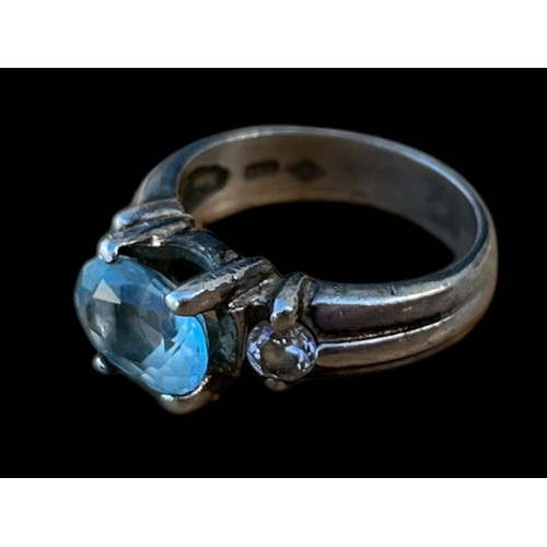 173 - A SILVER BLUE TOPAZ GEM SET RING