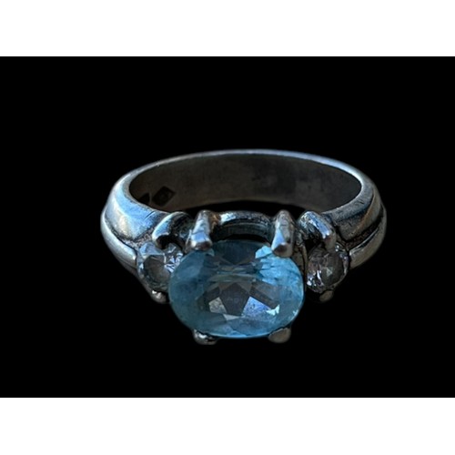 173 - A SILVER BLUE TOPAZ GEM SET RING