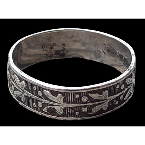 184 - A SILVER ENGRAVED RING