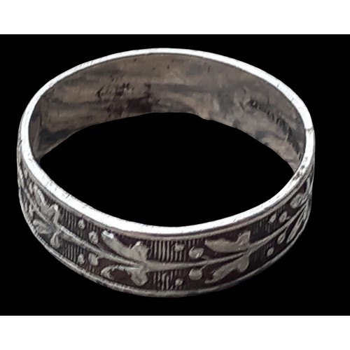 184 - A SILVER ENGRAVED RING