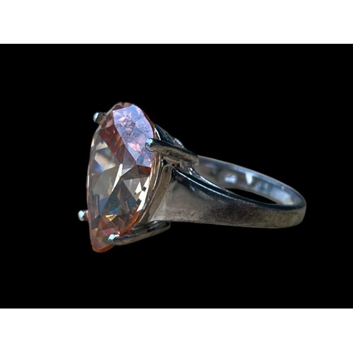 223 - A BEAUTIFUL SILVER RING SET WITH A LARGE ORANGE STONE