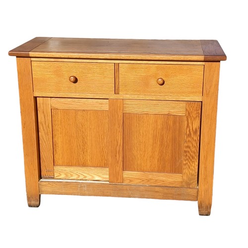 252 - AN OAK 2 DOOR 2 DRAWER SIDEBOARD