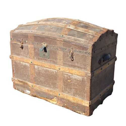 309 - AN ANTIQUE DOMED TOP TRAVEL TRUNK