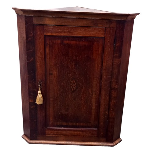 310 - A GEORGIAN MAHOGANY CORNER WALL HANGING CABINET