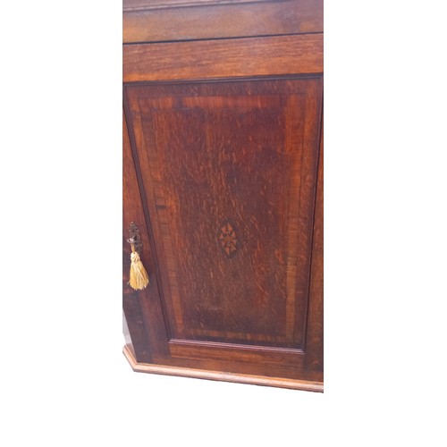 310 - A GEORGIAN MAHOGANY CORNER WALL HANGING CABINET