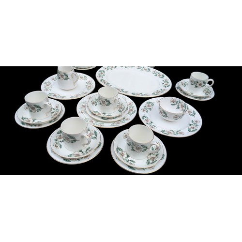 349 - A 24 PIECE CROWN PART DINNER SERVICE