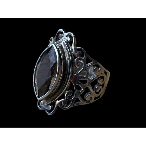 453 - A STUNNING ORNATE OPENWORK SILVER RING SET WITH A SMOKEY QUARTZ STONE