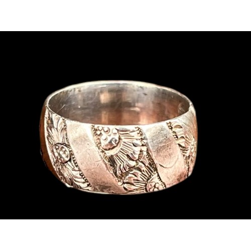 457 - AN ORNATE FULLY HALLMARKED SILVER RING