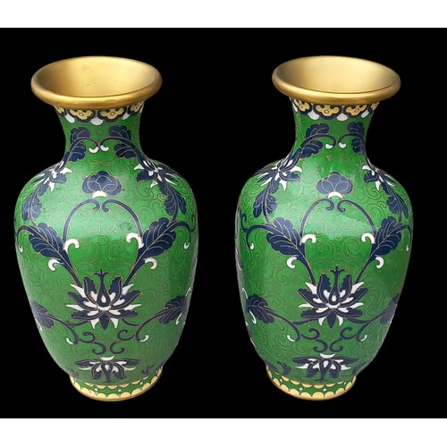 459 - A PAIR OF CLOSSONE VASE