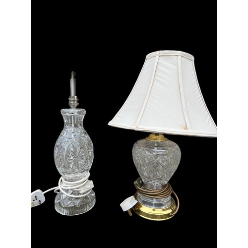 389 - A TYRONE CRYSTAL TABLE LAMP (LAMP APPROX 13