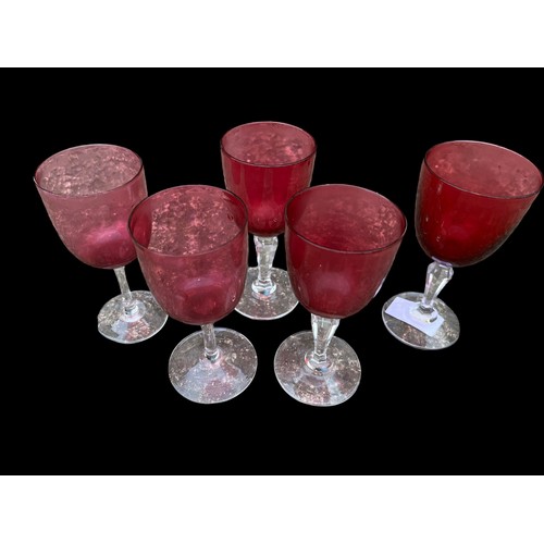 407 - A LOT OF 5 ASSORTED RUBY DRINKING GLASS ON CLEAR GLASS STEMS