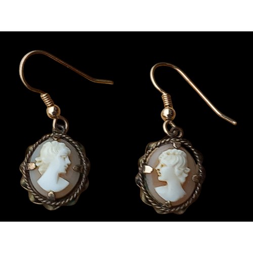 550 - A PAIR OF 9ct GOLD CAMEO DROP EARRINGS