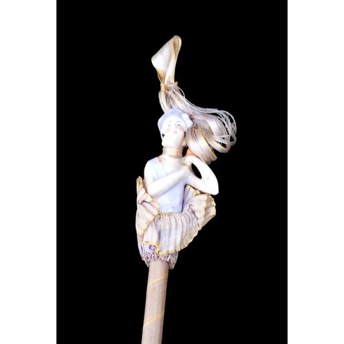 410 - AN UNUSUAL FEATHER DUSTER WITH A PORCELAIN FIGURED HANDLE