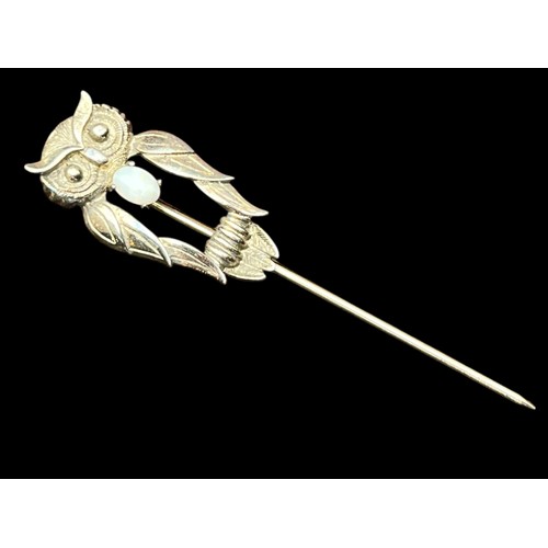 553 - A STERLING SILVER OWL STICKPIN/BROOCH SET WITH AN OPAL