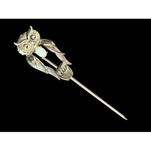 553 - A STERLING SILVER OWL STICKPIN/BROOCH SET WITH AN OPAL