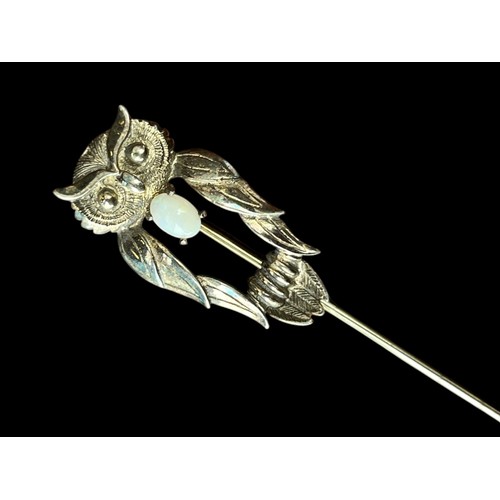 553 - A STERLING SILVER OWL STICKPIN/BROOCH SET WITH AN OPAL