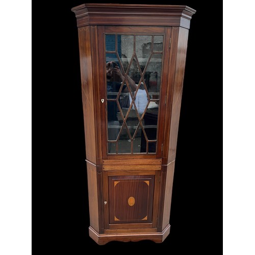 413 - A GEORGIAN ASTRAGAL GLAZED CORNER CUPBOARD WITH AN INLAID PANEL DOOR TO BASE