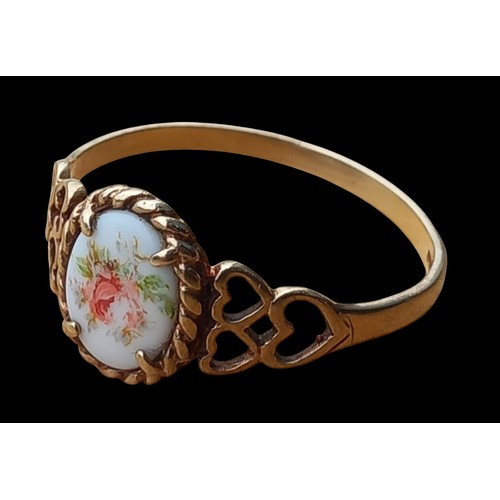 554 - A 9ct GOLD HAND PAINTED PORCELAIN RING SIZE S 1.4grm