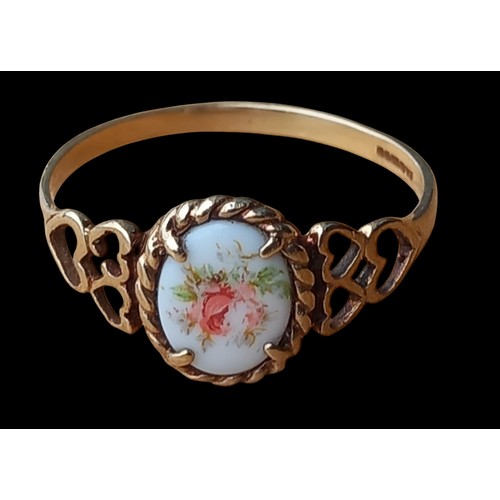 554 - A 9ct GOLD HAND PAINTED PORCELAIN RING SIZE S 1.4grm