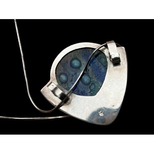 555 - A DESIGNER CUT GLASS PENDANT ON SILVER CHAIN