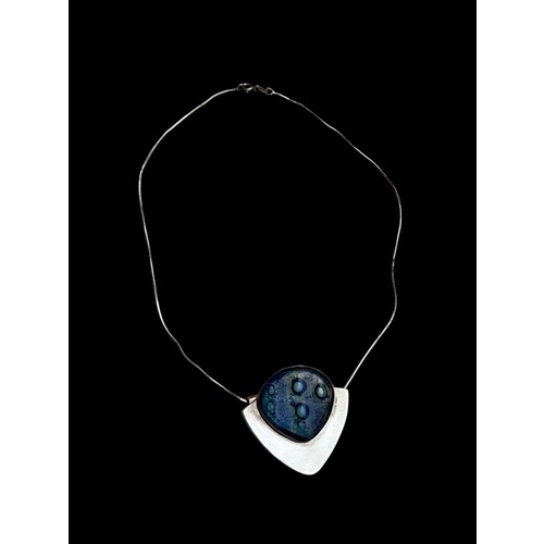 555 - A DESIGNER CUT GLASS PENDANT ON SILVER CHAIN