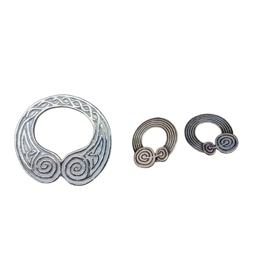 556 - CELTIC SILVER TARA BROOCH AND MATCHING EARRINGS