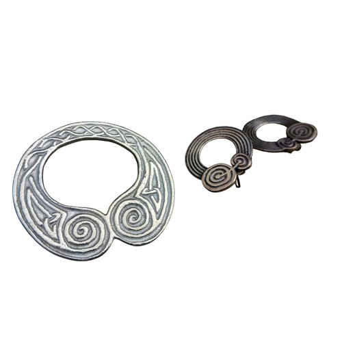 556 - CELTIC SILVER TARA BROOCH AND MATCHING EARRINGS