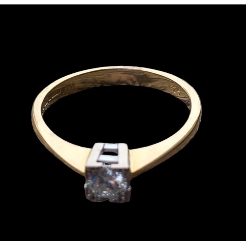 559 - A BEAUTIFUL SINGLE STONE DIAMOND 0.25ct RING IN 18ct GOLD WITH WHITE GOLD MOUNT IN H PATTERN SIZE O