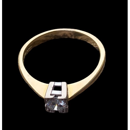 559 - A BEAUTIFUL SINGLE STONE DIAMOND 0.25ct RING IN 18ct GOLD WITH WHITE GOLD MOUNT IN H PATTERN SIZE O