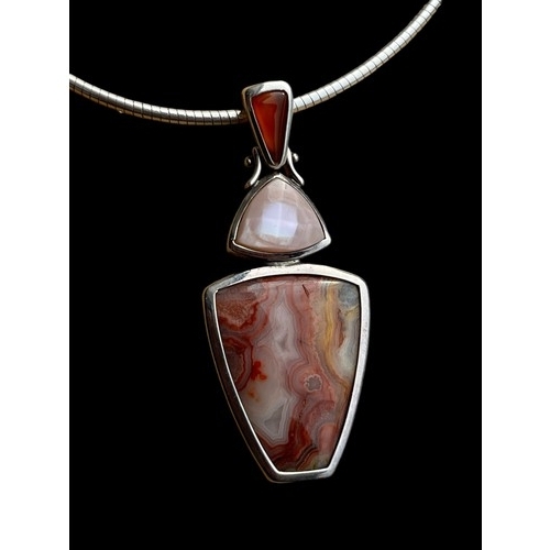 560 - A QUALITY SILVER NECKLACE AET WITH SEMI PRECIOUS STONESV