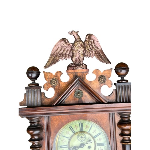 426 - AN OAK CASED DOUBLE WEIGHT VIENNA WITH AN EAGLE TO TOP