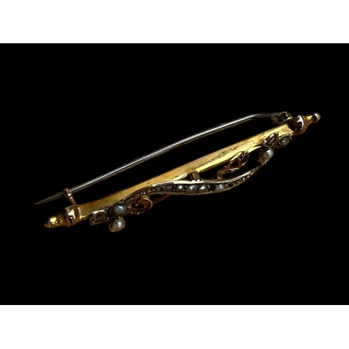 571 - AN ANTIQUE 9ct GOLD SEED PEARL BROOCH