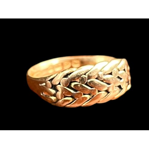 573 - AN OPENWORK 18ct GOLD RING