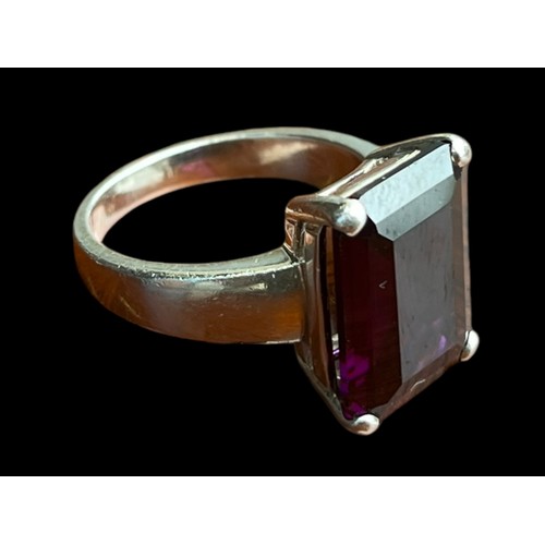 441 - A CHUNKY SILVER RING SET WITH A PURPLE STONE