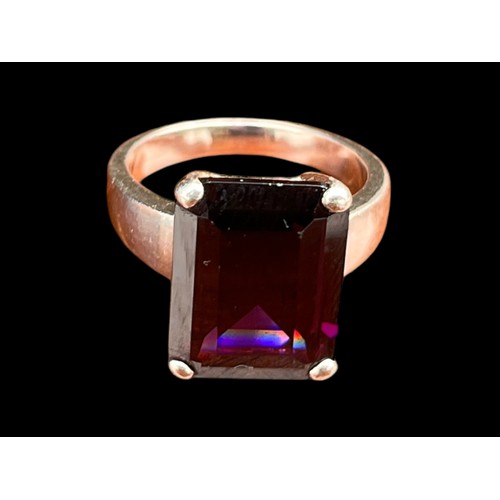 441 - A CHUNKY SILVER RING SET WITH A PURPLE STONE