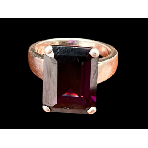 441 - A CHUNKY SILVER RING SET WITH A PURPLE STONE