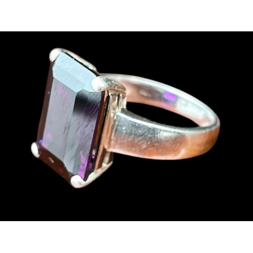 441 - A CHUNKY SILVER RING SET WITH A PURPLE STONE