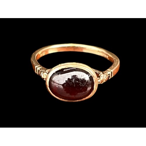 589 - AN ORNATE 9ct GOLD GARNET SET RING 2.89G