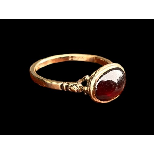 589 - AN ORNATE 9ct GOLD GARNET SET RING 2.89G