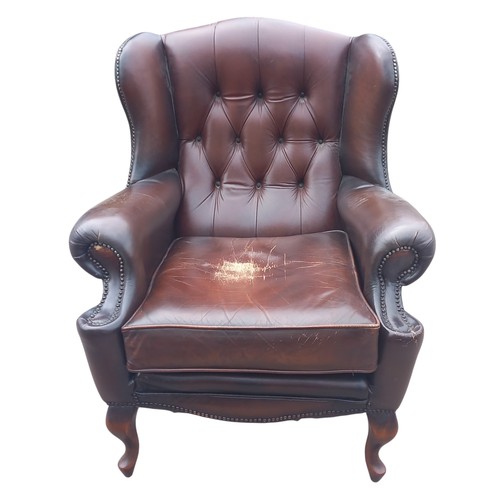 643 - A VERY NICELY SHAPED DARK BROWN LEATHER WINGBAK ARMCHAIR WITH BUTTON BACK ON QUEEN ANNE LEG