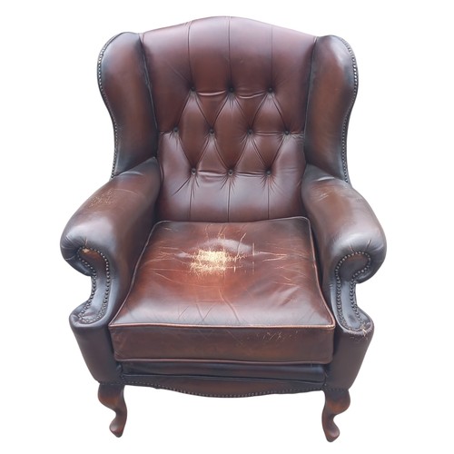 643 - A VERY NICELY SHAPED DARK BROWN LEATHER WINGBAK ARMCHAIR WITH BUTTON BACK ON QUEEN ANNE LEG