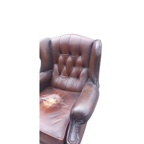 643 - A VERY NICELY SHAPED DARK BROWN LEATHER WINGBAK ARMCHAIR WITH BUTTON BACK ON QUEEN ANNE LEG