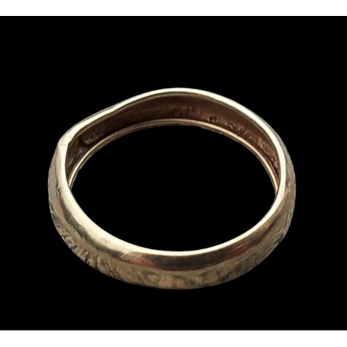 606 - A 9CT GOLD BAND (FEW DINGS)