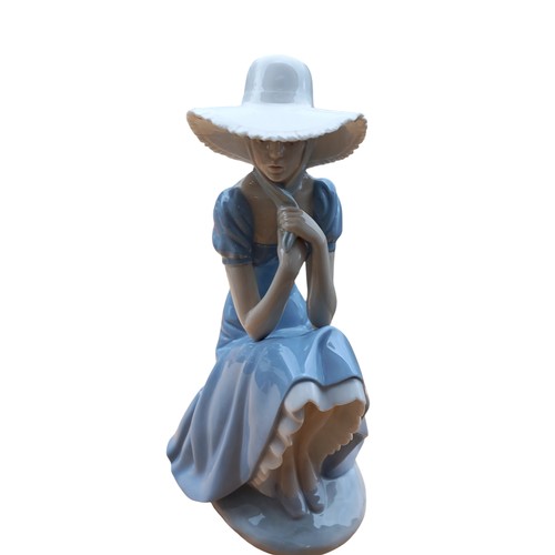 670 - A LARGE NAO LADY IN A SUN HAT