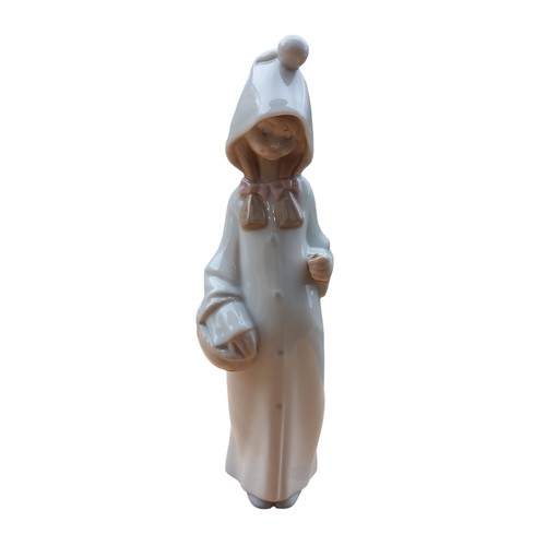 672 - A LLADRO GIRL