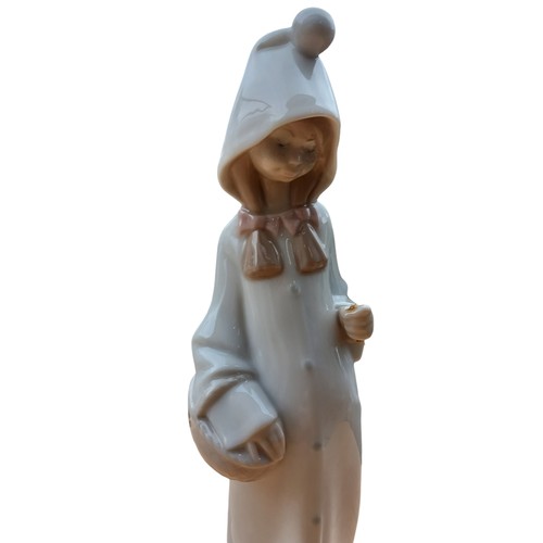 672 - A LLADRO GIRL