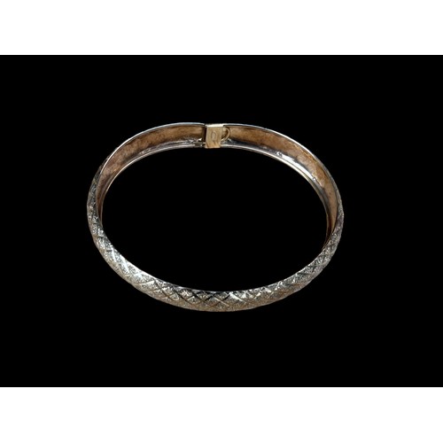 620 - A 10k GOLD BANGLE WITH CATCH 7.41grm