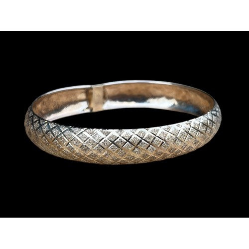 620 - A 10k GOLD BANGLE WITH CATCH 7.41grm