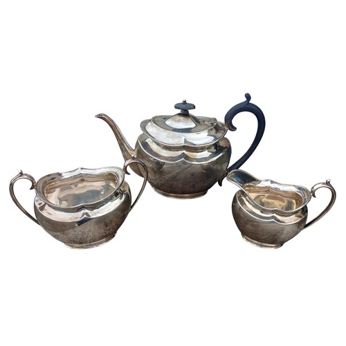 621 - A BEAUTIFULLY SHAPED 3 PIECE SILVER SERVICE 1150 grm